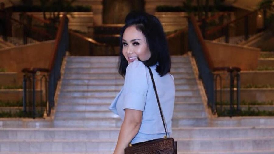 Tren menenteng tas bermerek figur publik sudah jadi hal lumrah. Bedanya, mereka terlihat membawa tas berukuran kecil, namun tetap dengan harga setara mobi