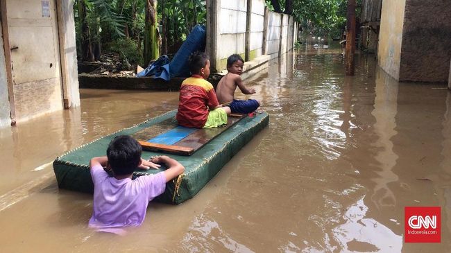 Banjir Capai 2 Meter di Cawang, Warga Mulai Mengungsi