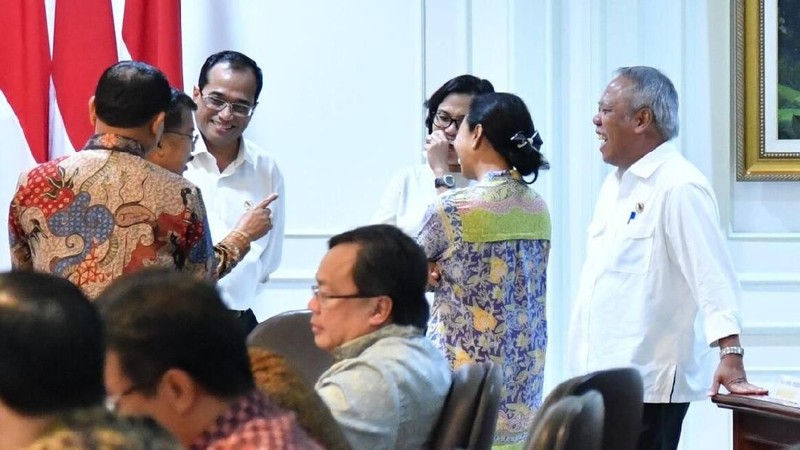 Presiden Joko Widodo meminta jajarannya untuk menyelesaikan penyusunan kebijakan peta tunggal (one map policy) sesuai tenggat pada 2019.