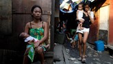 Jenazah dengan luka tembak baru ditemukan beberapa jam atau beberapa hari kemudian. (REUTERS/Dondi Tawatao)