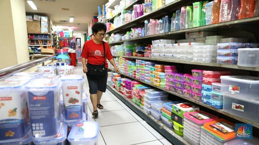 Pembeli melihat produk yang terbuat dari bahan plastik di kawasan Pasar Baru, Jakarta Pusat, senin (5/2/2018). Program penurunan volume sampah sebesar 25% oleh pemerintah akan mempengaruhi langsung terhadap penurunan konsumsi barang plastik yang mengakibatkan tingginya impor barang plastik menjadi kisaran US$ 2 miliar atau senilai 800.000 ton tiap tahunnya.