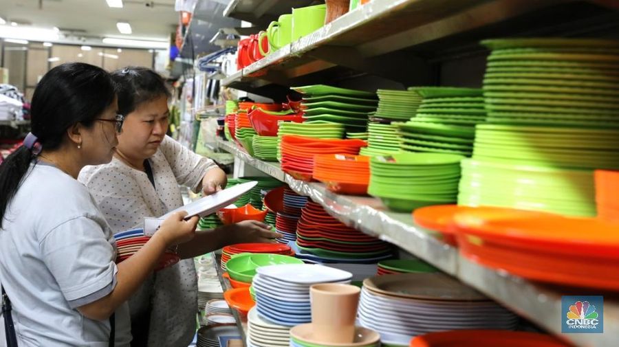 Pemerintah merencanakan program penurunan volume sampah hingga 25%, penurunan ini bakal mempengaruhi langsung terhadap penurunan konsumsi barang plastik.