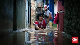Petugas Evakuasi Korban Banjir Jatinegara di Tengah Kegelapan