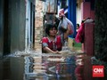 Petugas Evakuasi Korban Banjir Jatinegara di Tengah Kegelapan