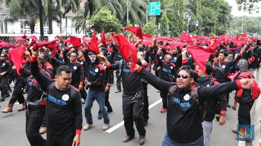 Ratusan buruh melakukan aksi jalan mundur menuju Istana Negara di Jalan. Medan Merdeka, Jakarta Pusat, Selasa (6/2/2018). Mereka melakukan aksi untuk menuntu tiga hal yaitu turunkan harga beras dan listrik, tolak kebijakan upah murah dan pilih calon pemimpin yang amanah dan pro buruh dan anti PP 78/2015.