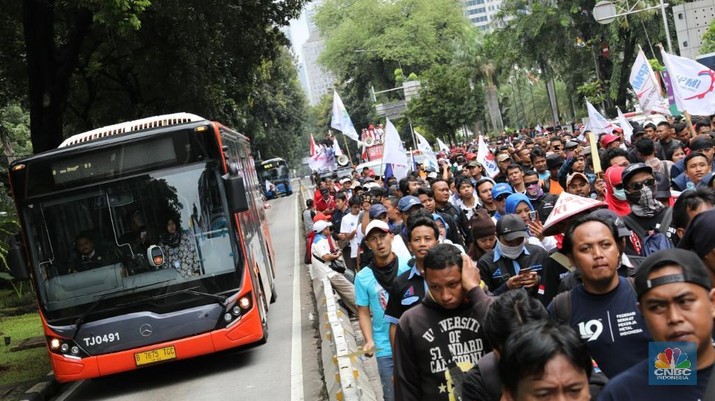 Bahkan ada kemungkinan karyawan tunjangan hari raya (THR) tak bisa dibayarkan dan menjadi perhatian belakangan ini.