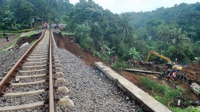 Rel Kereta di Bandung Ambles 20 Meter, PT KAI Pastikan Aman