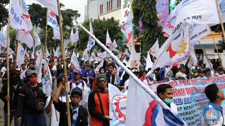 Demo Buruh Ratusan buruh melakukan aksi jalan mundur menuju Istana Negara di Jalan. Medan Merdeka, Jakarta Pusat, Selasa (6/2/2018). Mereka melakukan aksi untuk menuntu tiga hal yaitu turunkan harga beras dan listrik, tolak kebijakan upah murah dan pilih calon pemimpin yang amanah dan pro buruh dan anti PP 78/2015.