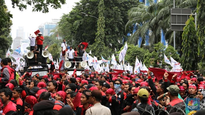 Ratusan buruh melakukan aksi jalan mundur menuju Istana Negara di Jalan. Medan Merdeka, Jakarta Pusat, Selasa (6/2/2018). Mereka melakukan aksi untuk menuntu tiga hal yaitu turunkan harga beras dan listrik, tolak kebijakan upah murah dan pilih calon pemimpin yang amanah dan pro buruh dan anti PP 78/2015.
