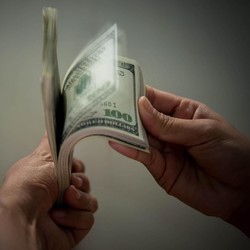 Dolar AS Bangkit, Sinyal Investor Ragu Ekonomi Akan Pulih?