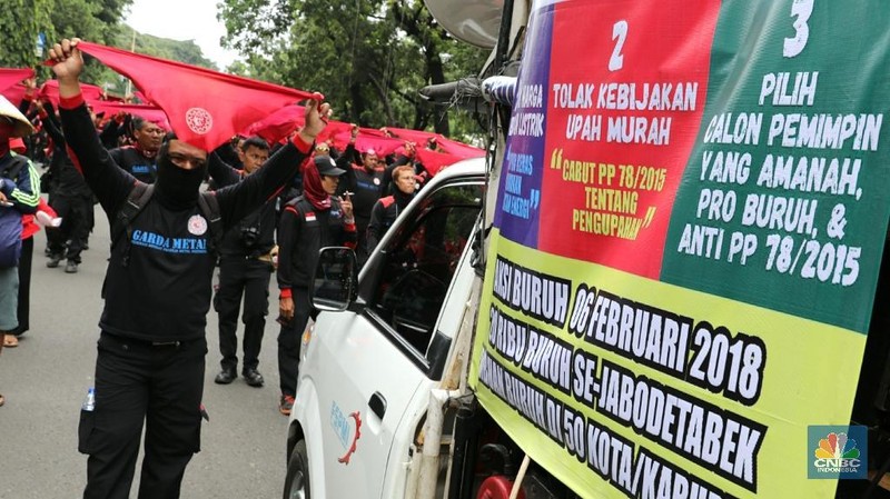Tuntutan tersebut terkait penurunan harga beras dan listrik, menolak upah murah, dan memilih pemimpin yang pro terhadap nasib buruh.