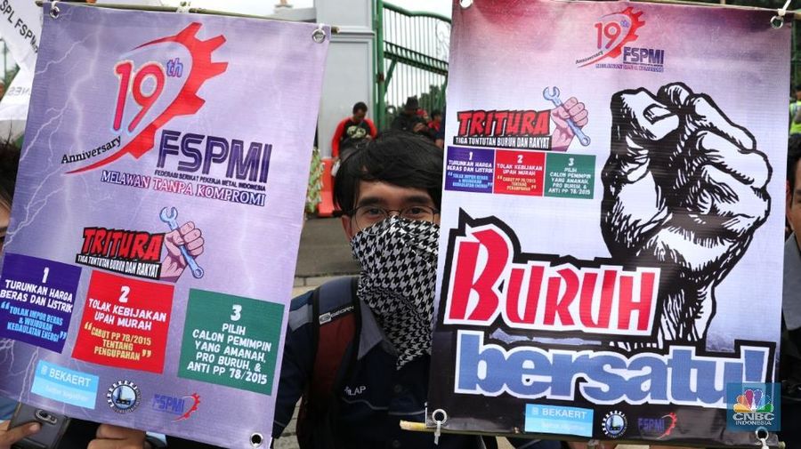 Ratusan buruh melakukan aksi jalan mundur menuju Istana Negara di Jalan. Medan Merdeka, Jakarta Pusat, Selasa (6/2/2018). Mereka melakukan aksi untuk menuntu tiga hal yaitu turunkan harga beras dan listrik, tolak kebijakan upah murah dan pilih calon pemimpin yang amanah dan pro buruh dan anti PP 78/2015.