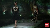 Di sequence ketiga, Seba dan Cristina banyak bermain dengan embroidery dan detail paduan gaya Chinese dan Eropa dalam gaun-gaun khas Seba yang elegan. (CNN Indonesia/Andry Novelino)