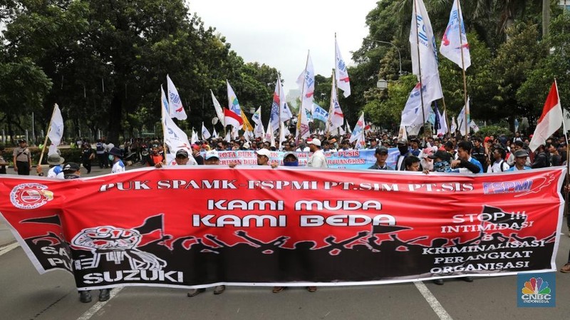 Tuntutan tersebut terkait penurunan harga beras dan listrik, menolak upah murah, dan memilih pemimpin yang pro terhadap nasib buruh.