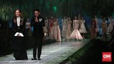 Sedangkan di sesi terakhir, dia menampilkan sebuah gaun pengantin ballgown mewah yang berwarna putih penuh detail. (CNN Indonesia/Andry Novelino)