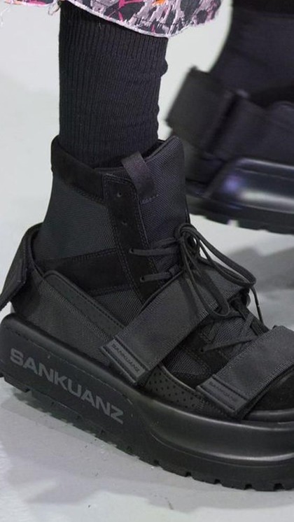 Tren Unik dari Paris, Ada Sepatu di Dalam Sendal Tren Unik dari Paris, Ada Sepatu di Dalam Sendal
