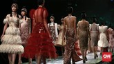 Di sequence kedua, koleksi gaun dengan sentuhan khas Seba yang feminin ini didominasi dengan warna biru lembut ala Cinderella. (CNN Indonesia/Andry Novelino)