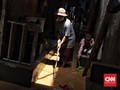 FOTO: Banjir Surut, Warga Bersih-bersih Menguras Lumpur