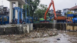 VIDEO: Hujan Sebabkan Tumpukan Sampah di Pintu Air Manggarai