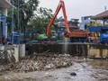 VIDEO: Hujan Sebabkan Tumpukan Sampah di Pintu Air Manggarai