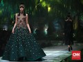 Harmoni Feminin dan Maskulin Gaun Imlek Sebastian Gunawan