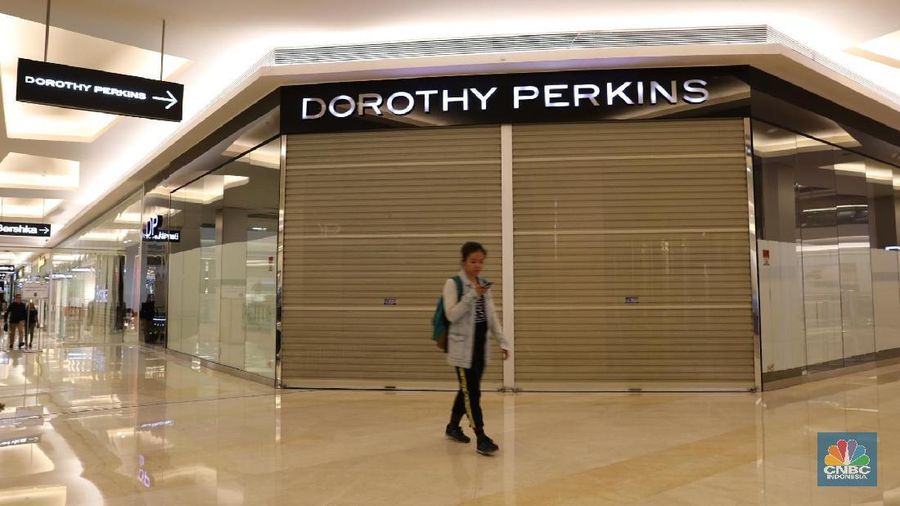 Penjunjung melewati gerai ritel di Jakarta (7/2/2018). Sederet nama retail impor terpaksa menutup tokonya karena persaingan usaha. (CNBC Indonesia/ Andrean Kristianto)