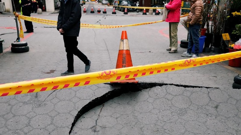 Bencana gempa bumi berskala 6.4 yang menimpa di kawasan Hualine, Taiwan ini menewaskan 4 orang dan 60 orang yang hilang.