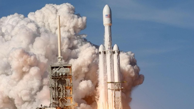 Rencana Elon Musk untuk membuat roket komersial akhirnya terealisasi. SpaceX meluncurkan roket Falcon Heavy.