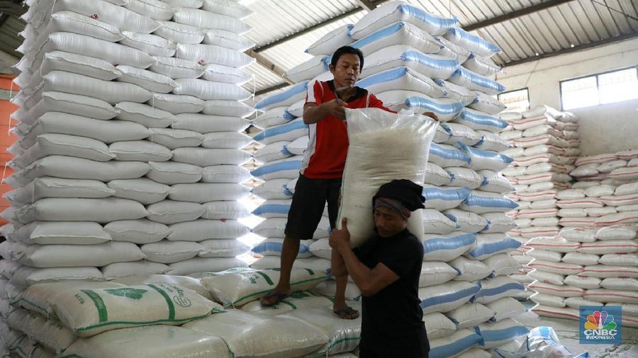Sejumlah kuli panggul sedang membawa karung beras di Pasar Induk Beras, Cipinang, Jakarta (7/2/2018). Perum Bulog akan mengimpor beras dari tiga negara yaitu Thailand, Vietnam dan India dengan jumlah maksumum 281.000 ton, namun jumlah tersebut berbeda dengan keputusan tang diberikan oleh Kementerian Perdagangan yang hanya mengizinkan impor beras sebanyak 500.000 ton. (CNBC Indonesia/ Andrean Kristianto)