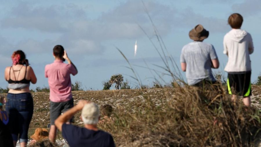 Rencana Elon Musk untuk membuat roket komersial akhirnya terealisasi. SpaceX meluncurkan roket Falcon Heavy.