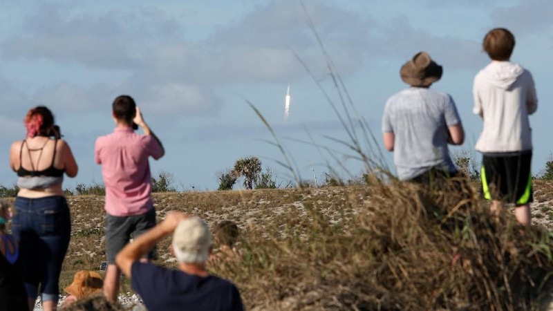 Rencana Elon Musk untuk membuat roket komersial akhirnya terealisasi. SpaceX meluncurkan roket Falcon Heavy.