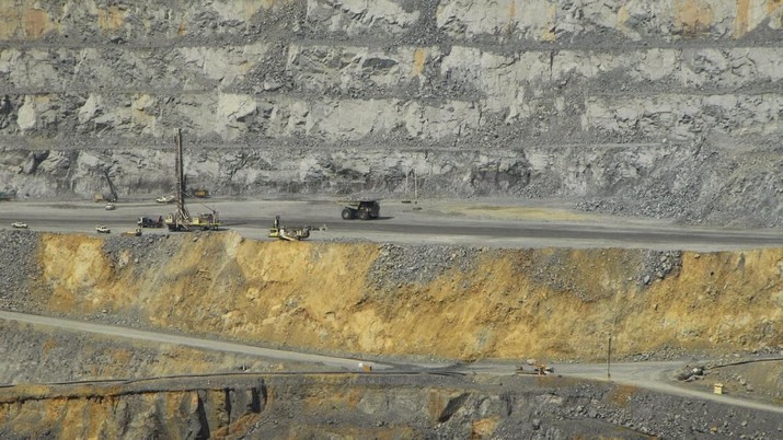 FILE PHOTO: Mining equipment is seen inside the vast open pit of the Batu Hijau copper and gold mine, run by Newmont Mining Corp, on Indonesia's Sumbawa island, in this September 21, 2012 file photo.   REUTERS/Neil Chatterjee/File Photo