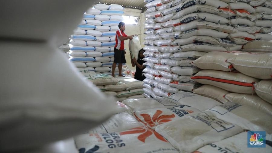 Sejumlah kuli panggul sedang membawa karung beras di Pasar Induk Beras, Cipinang, Jakarta (7/2/2018). Perum Bulog akan mengimpor beras dari tiga negara yaitu Thailand, Vietnam dan India dengan jumlah maksumum 281.000 ton, namun jumlah tersebut berbeda dengan keputusan tang diberikan oleh Kementerian Perdagangan yang hanya mengizinkan impor beras sebanyak 500.000 ton. (CNBC Indonesia/ Andrean Kristianto)