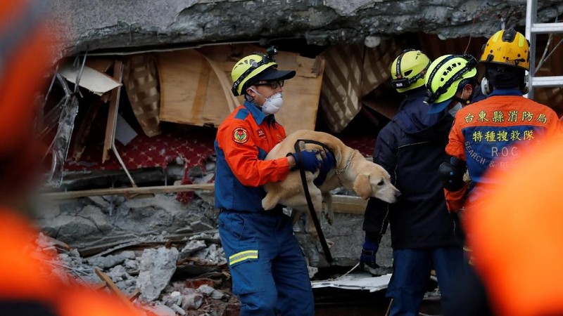 Bencana gempa bumi berskala 6.4 yang menimpa di kawasan Hualine, Taiwan ini menewaskan 4 orang dan 60 orang yang hilang.