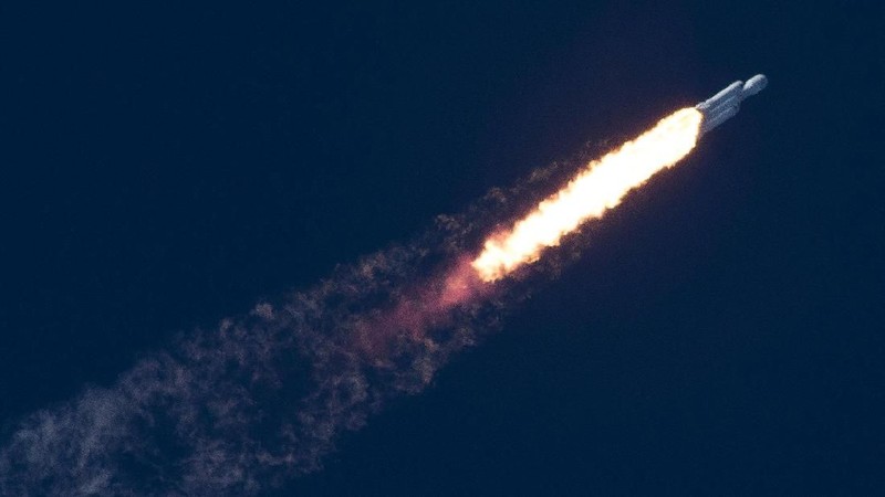 Rencana Elon Musk untuk membuat roket komersial akhirnya terealisasi. SpaceX meluncurkan roket Falcon Heavy.