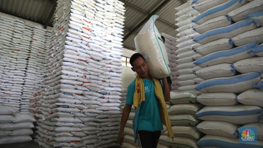 230.750 ton beras yang diimpor pemerintah dari Thailand dan Vietnam sudah masuk RI.