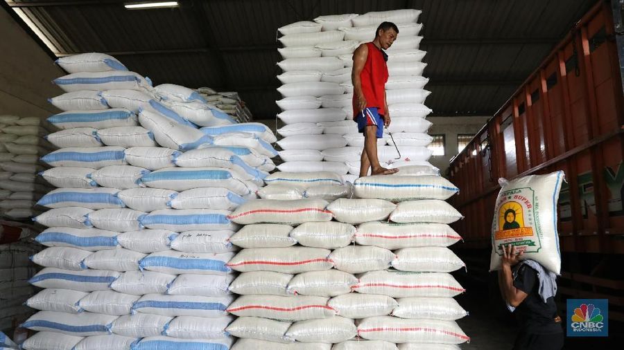 Sejumlah kuli panggul sedang membawa karung beras di Pasar Induk Beras, Cipinang, Jakarta (7/2/2018). Perum Bulog akan mengimpor beras dari tiga negara yaitu Thailand, Vietnam dan India dengan jumlah maksumum 281.000 ton, namun jumlah tersebut berbeda dengan keputusan tang diberikan oleh Kementerian Perdagangan yang hanya mengizinkan impor beras sebanyak 500.000 ton. (CNBC Indonesia/ Andrean Kristianto)
