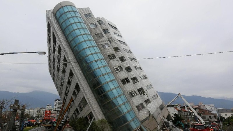 Bencana gempa bumi berskala 6.4 yang menimpa di kawasan Hualine, Taiwan ini menewaskan 4 orang dan 60 orang yang hilang.