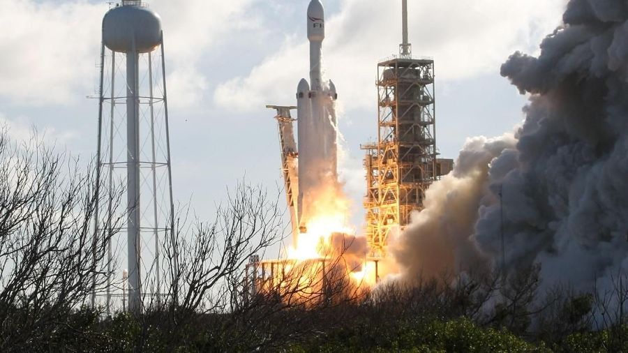 Rencana Elon Musk untuk membuat roket komersial akhirnya terealisasi. SpaceX meluncurkan roket Falcon Heavy.