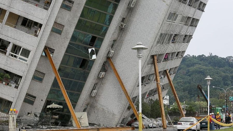 Bencana gempa bumi berskala 6.4 yang menimpa di kawasan Hualine, Taiwan ini menewaskan 4 orang dan 60 orang yang hilang.