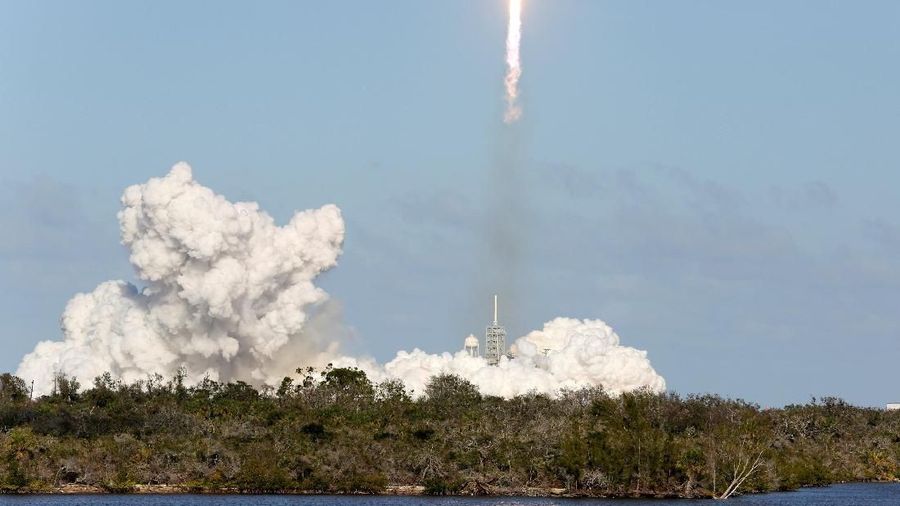 Rencana Elon Musk untuk membuat roket komersial akhirnya terealisasi. SpaceX meluncurkan roket Falcon Heavy.