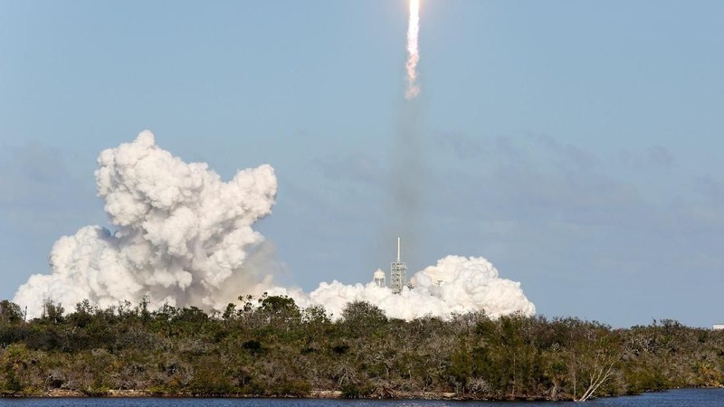 Rencana Elon Musk untuk membuat roket komersial akhirnya terealisasi. SpaceX meluncurkan roket Falcon Heavy.