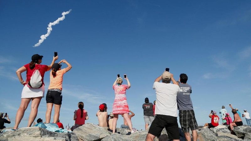 Rencana Elon Musk untuk membuat roket komersial akhirnya terealisasi. SpaceX meluncurkan roket Falcon Heavy.