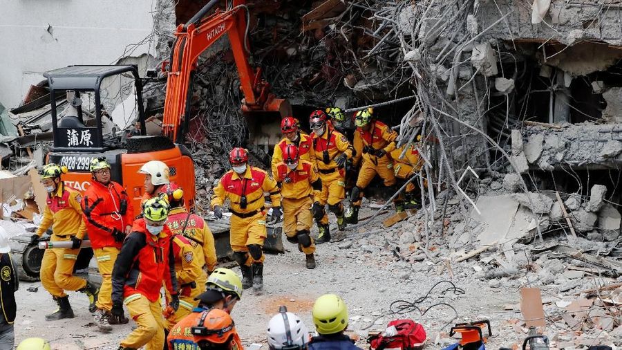 Bencana gempa bumi berskala 6.4 yang menimpa di kawasan Hualine, Taiwan ini menewaskan 4 orang dan 60 orang yang hilang.