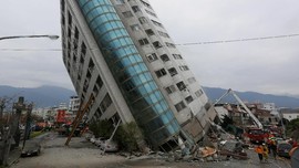 FOTO: Hotel Roboh dan Rumah Sakit Miring Akibat Gempa Taiwan