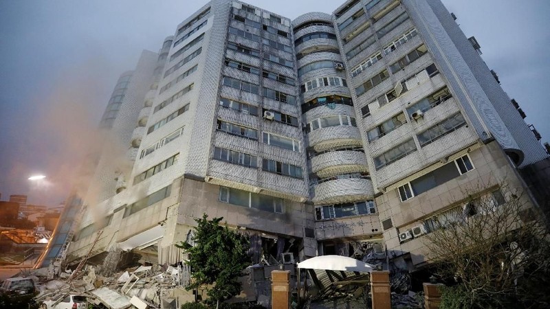 Bencana gempa bumi berskala 6.4 yang menimpa di kawasan Hualine, Taiwan ini menewaskan 4 orang dan 60 orang yang hilang.