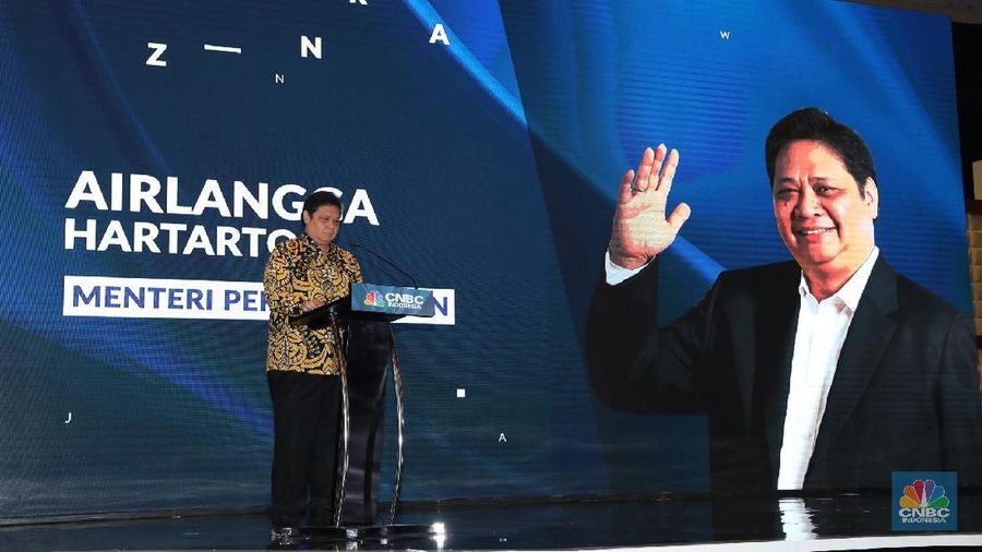 Menteri Perindustiran Airlangga Hartarto masih mencermati pergerakan nilai tukar rupiah terhadap dolar AS.