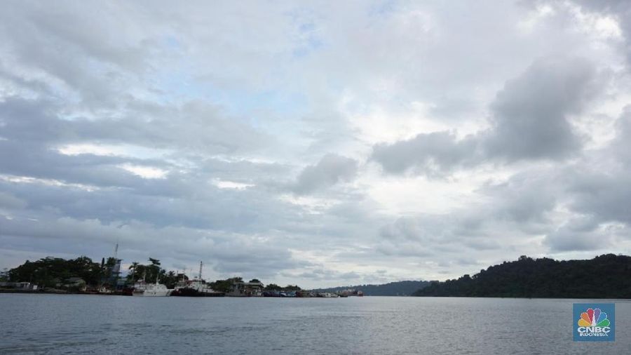 Ramainya aktivitas ekonomi di sekitar Nusa Kambangan membuat kengerian pulau itu sedikit berkurang.
