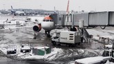 Tak hanya mengganggu lalu-lintas darat, salju juga menyelimuti aspal di bandara Orly. (AFP Photo/Philippe Lopez)