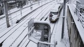 Perjalanan kereta pun ikut terkena dampaknya. Pemerintah membuka puluhan tempat penampungan darurat untuk warga yang terperangkap di perjalanan. (AFP Photo/Joel Saget)